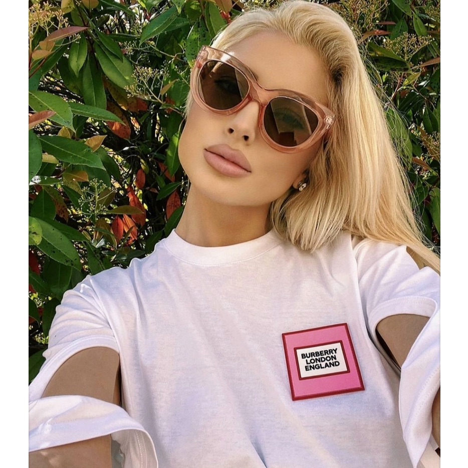 Burberry Runway Chic White T-Shirt With Pink Patch